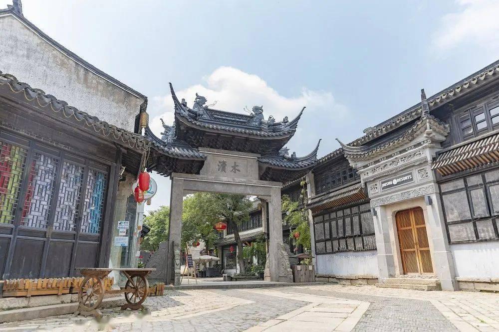 杨幂现身遭陌生人摸头,本能反应吐口而出,本人太生气